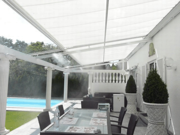 Erfrischung auf einer Villen Terrasse mit Spr�hnebel von Rauch